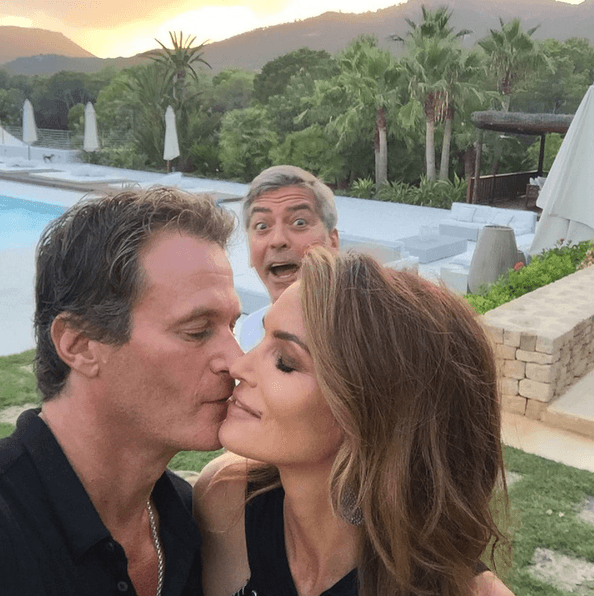 cindy-crawford-photobomb.png