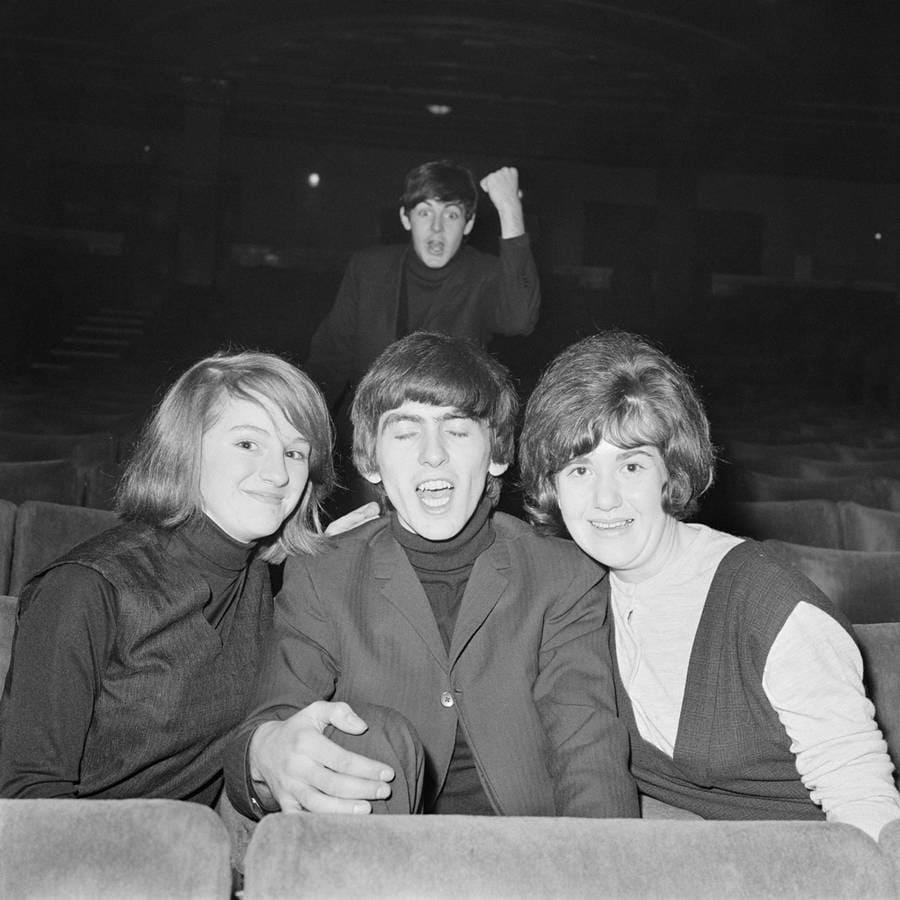 paul-mccartney-george-harrison-photobomb.jpg