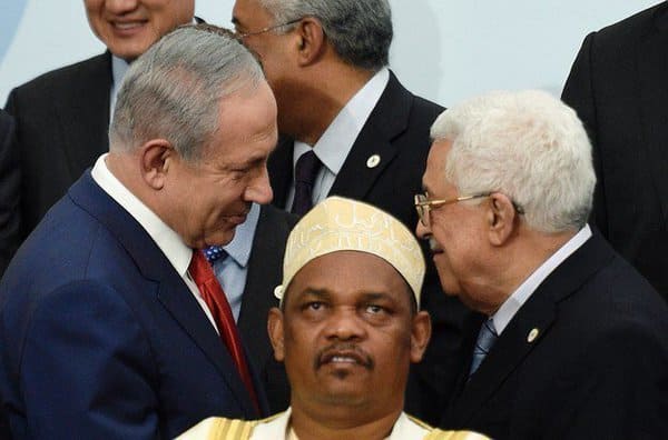 president-des-comores-photobomb.jpg